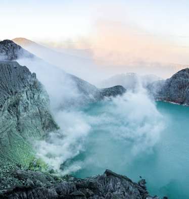 Toxischer Kratersee des Ijen-Vulkans