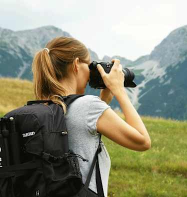 Bergfotografie: Hobbyfotografin Anna aus Innsbruck vor Bergpanorama