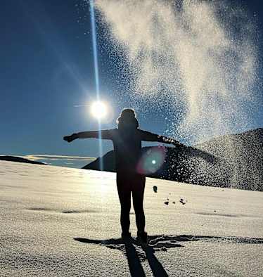 Mit der richtigen Kleidung stapft es sich ganz gemütlich durch die eisig kalte Winterlandschaft