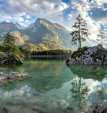 Naturlehrpfad im Zauberwald entlang des Hintersees in den Berchtesgadener Alpen 