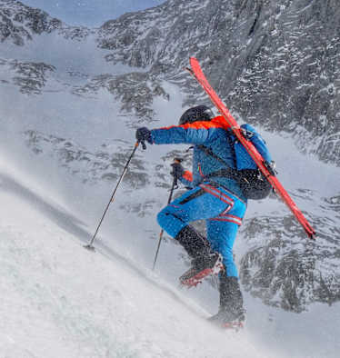 Skibergsteiger beim Aufstieg in einer Steilrinne