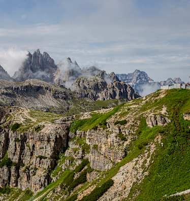 Die Auronzohütte in den Dolomiten mit Blick auf die Drei Zinnen