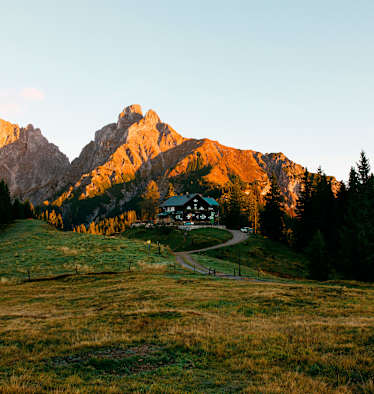 Die Mödlinger Hütte - am Fuße des Reichensteins - im warmen Licht der Morgensonne.