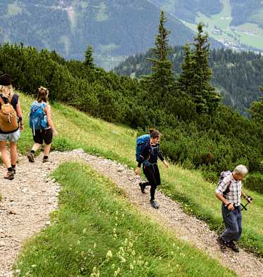 Bergab gehen Wanderer