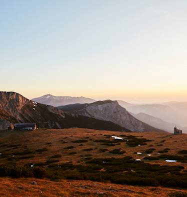 Das Karl Ludwig Haus und der Gipfel des Predigtstuhl im Hintergrund 