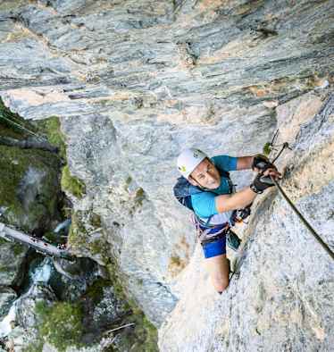 Ein Kletterer in einer steilen Bergwand.