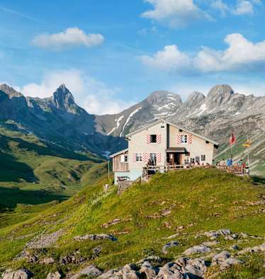 Die Glattalphütte umringt von Bergen.