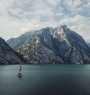 Extrem-Katamaran am Westufer des Garadasee