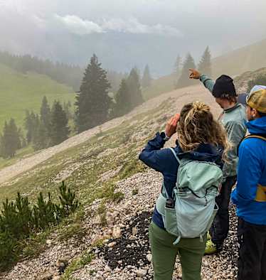 Wanderer am Dobratsch bei Nebel