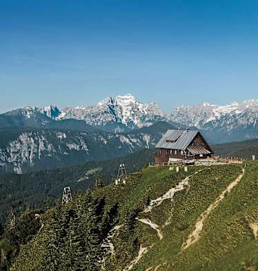 Die Kahlkogelhütte mit Blick in die Julischen Alpen.