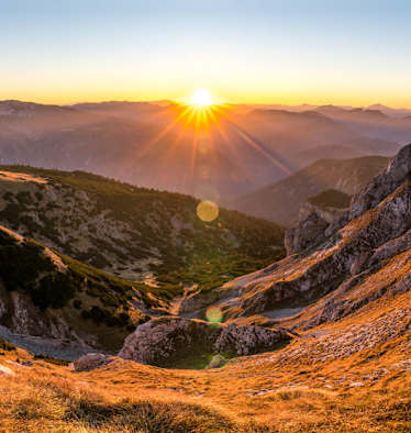 Der Sonnenuntergang am Schneeberg, nur wenige Minuten von der Fischerhütte entfernt, stellt er das Highlight dieser Wanderung dar..