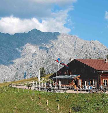 Die Gotzenalm vor der Watzmann-Ostwand.