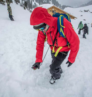 Wer mit seiner LVS-Notfallausrüstung vertraut ist, kann im Notfall auch rasche Hilfe leisten: Doch wie trägt man das LVS nun richtig?
