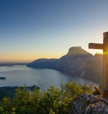 Romantischer Ausblick vom Gipfel des Kleinen Sonnstein (923 m) auf den tiefblauen Traunsee, Oberösterreich