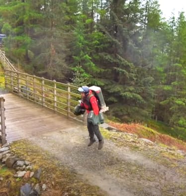 Notarzt Jamie Walsh testet den Jet-Suit im Lake-District-Nationalpark