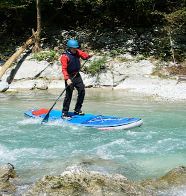 Stand-Up-Paddler im Wildwasser