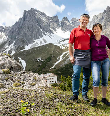 Buggy und Jutta Reich mit der Steinseehütte im Hintergrund
