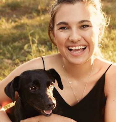 Madeleine Alizadeh, alias Dariadaria, mit ihrer Hündin Mala