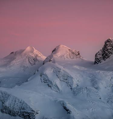„Zwillinge“ Pollux (4.092 m) und Castor (4.223 m) in den Walliser Alpen bei Sonnenuntergang
