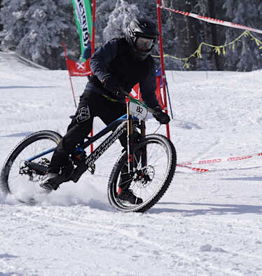 Downhill-Mountainbiken im Schnee