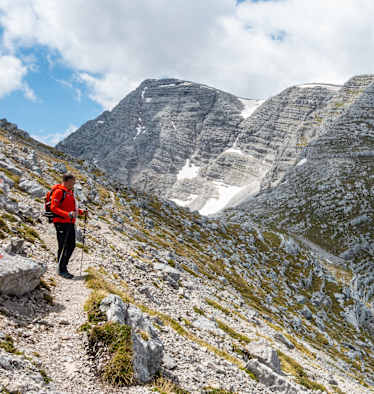 Wanderer mit Warscheneck im Toten Gerbirge
