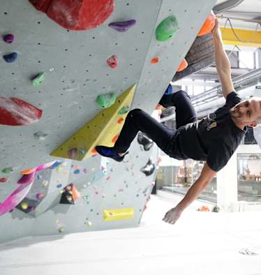 Kletterer in der Boulderhalle