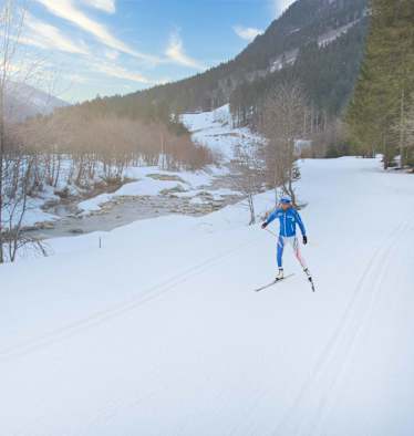Langlauf-Skating kombiniert Naturgenuss mit intensivem Ganzkörpertraining