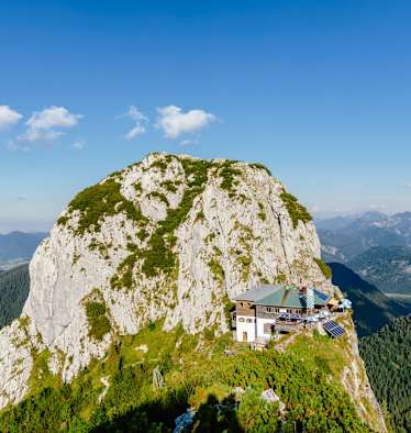 An der Flanke des Buchsteins liegt die Tegernseer Hütte.