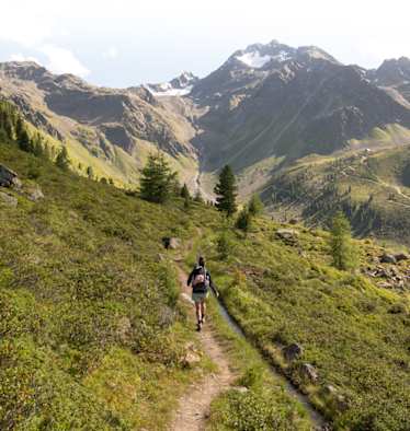 Fundusfeiler-Tour: Die Frischmannhuette ist am Waalweg bereits in Sichtweite