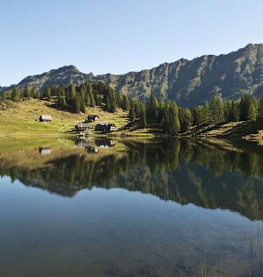 Der Duisitzkarsee (1.650 m) in der Steiermark: ein kreisrundes Juwel inmitten der Schladminger Tauern.