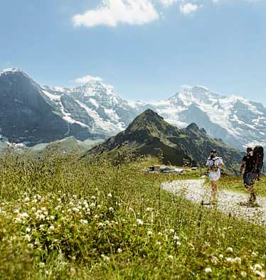 Wandern am Fuße des Eiger, hoch über Grindelwald