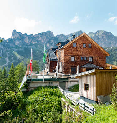 Die Erfurter Hütte (1.834 m) im Rofangebirge in Tirol