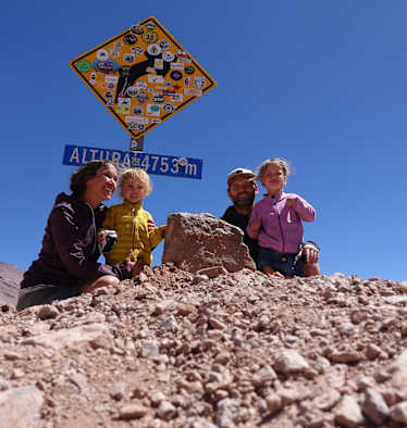 Angang des Jahres war Familie Schön noch in Südamerika unterwegs. Hier am 4.780 m hohen Agua Negra-Pass zwischen Chile und Argentinien
