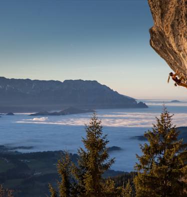 Andrea Maruna klettert am Kalkstein bei Hallein