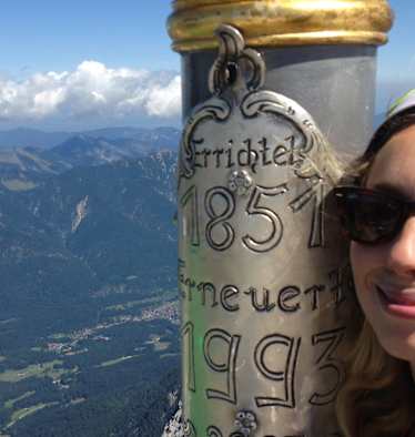 Klettersteig Zugspitze: Lea Hajner am Gipfel der Zugspitze