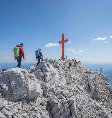 Am Gipfel des Großen Priel steht ein rotes Gipfelkreuz.