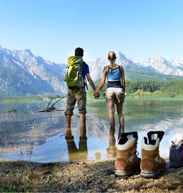 Almsee: Wie ein Gemälde liegt der Almsee vor der Almtaler Sonnenuhr