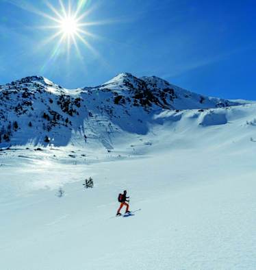 Skitourengeher am Weg auf die Hochweber Spitze
