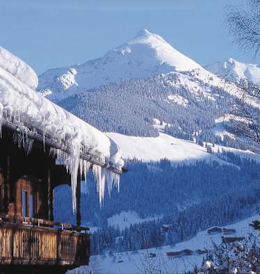 Alpbachtal-Winterlandschaft mit Holzhütte