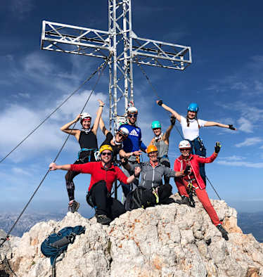 Glückliche Gesichter, erste Gipfelerfolge am Drahtseil und blitzblauer Himmel über dem Dachstein: So war das Bergwelten-Event „Mein erster Klettersteig“