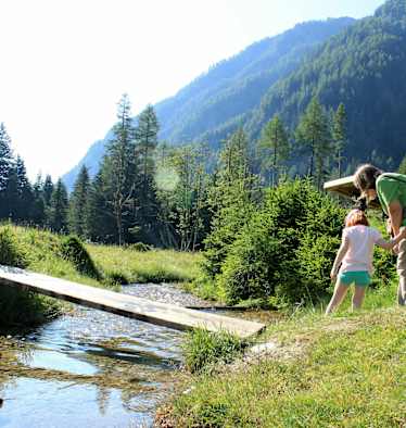 Der Weg entlang des Baches ist für Kinder besonders spannend