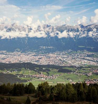 Blick vom Patscherkofel auf Innsbruck und die Nordkette