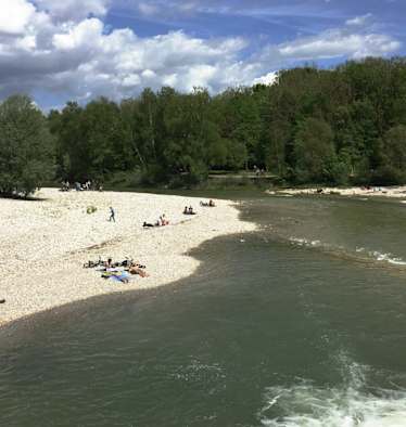 Die Isar ist ein schönes Ziel für Kinderwagentouren um München