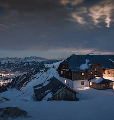 Die Krefelder Hütte über dem Lichtermeer von Zell am See