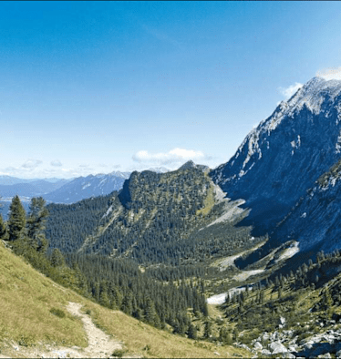Die langen Fahrwege zum Schachenhaus sind bis auf die oberste Etappe ausgebaut worden.
