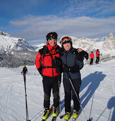 Peter Paal mit seiner Frau Evelyn auf der Sellaronda, Piz Boé und Sassongher im Hintergrund, Dolomiten, Südtirol