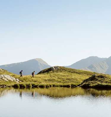 Der kurze Abstecher zu einem kleinen Bergsee lohnt sich auf jeden Fall. 