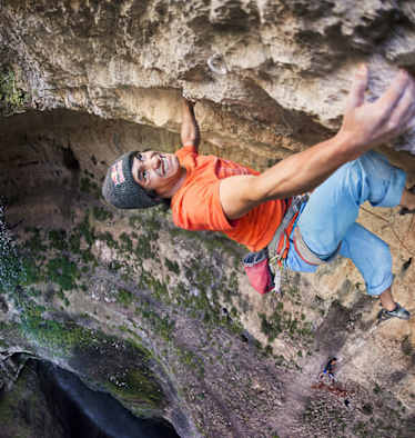 David Lama klettert "Avaatara", ein Sinkloch im Libanon