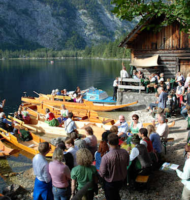Bei der Lechthütte am Seeufer wird aufgespielt