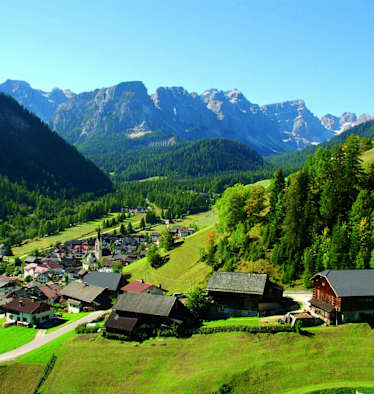 Lungiarü am Eingang zum Naturpark Puez-Geisler im Dolomiten UNESCO Welterbe